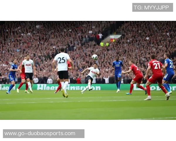 激情四溢的足球比赛瞬间捕捉展现运动员拼搏精神与团队合作的完美画面